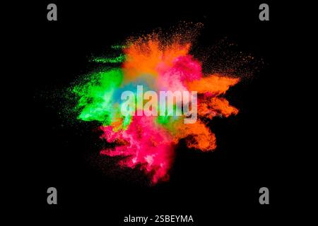 La colorata esplosione di vernice è spruzzata su uno sfondo bianco. I colori sono luminosi e vibranti, creando un senso di energia ed eccitazione. Foto Stock