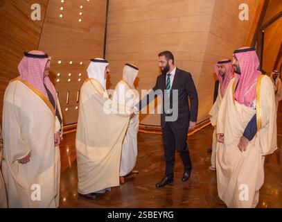 (250203) -- RIYADH, 3 febbraio 2025 (Xinhua) -- il presidente ad interim della Siria Ahmed al-Sharaa (4° L) effettua una visita ufficiale in Arabia Saudita, a Riyadh, Arabia Saudita, 2 febbraio 2025. Il presidente ad interim della Siria Ahmed al-Sharaa è arrivato nella capitale saudita domenica per la sua prima visita ufficiale all'estero. (CENTRO BENESSERE/dispensa via Xinhua) Foto Stock