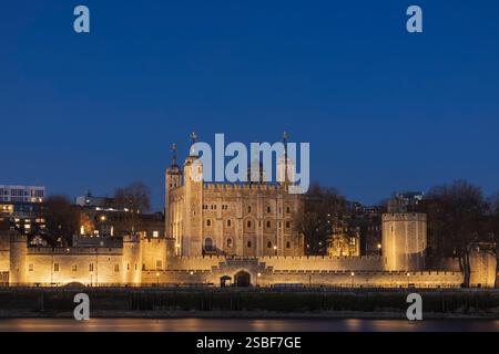 Inghilterra, Londra, Torre di Londra illuminata di notte Foto Stock