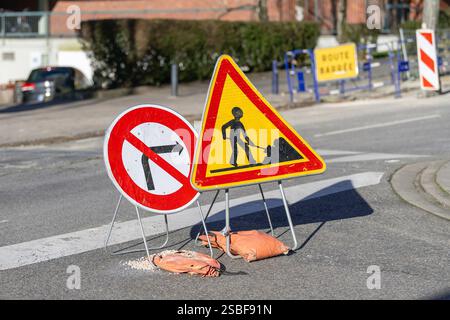 Nancy, Francia - Vista dei cartelli stradali che indicano una zona di costruzione su una strada per lavori stradali. Foto Stock