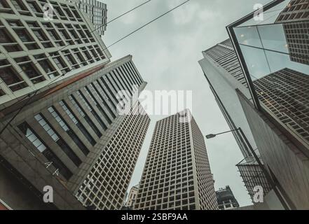 Hong Kong, Cina - 1 febbraio 2025: Una vista dall'angolo basso cattura i grattacieli torreggianti del quartiere centrale degli affari di Hong Kong. L'immagine offre Foto Stock