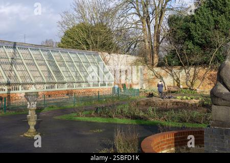 Vista invernale con passeggio per cani nel giardino murato, Delapre Abbey, Northampton, Regno Unito Foto Stock