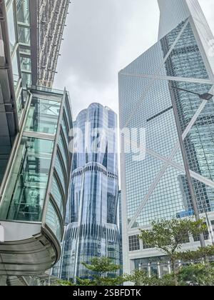 Hong Kong, Cina - 1 febbraio 2025: Una vista ravvicinata ad angolo basso mette in mostra i grattacieli torreggianti del quartiere centrale degli affari di Hong Kong. L'ima Foto Stock