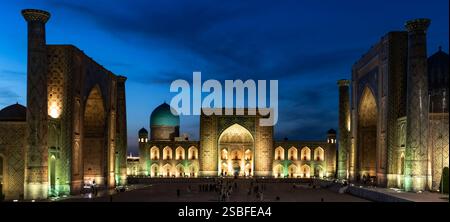 Una splendida vista sulla Piazza Registan a Samarcanda, Uzbekistan, illuminata al tramonto. L'intricato lavoro di piastrelle degli edifici storici è il punto forte Foto Stock