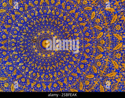 Uno splendido design a soffitto caratterizzato da intricati motivi floreali e geometrici in vivaci colori blu e oro. La disposizione simmetrica crea un mes Foto Stock