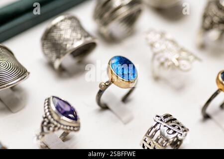 Primo piano dettagliato di un anello blu in pietra preziosa con un elegante design in metallo, che mette in risalto la raffinata maestria artigianale e lo stile lussuoso Foto Stock