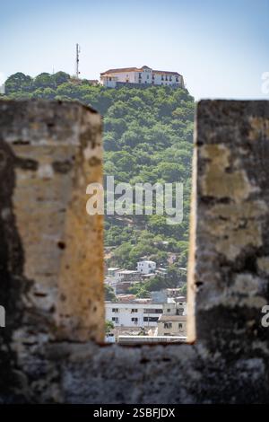 Vista del Convento di la Popa dalla Fortezza di San Felipe de Barajas. 29 luglio 2024, a Cartagena, Colombia Foto Stock