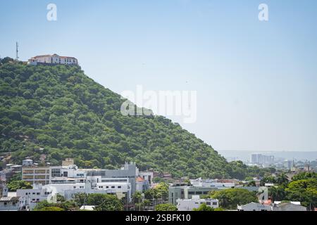 Vista del Convento di la Popa dalla Fortezza di San Felipe de Barajas. 29 luglio 2024, a Cartagena, Colombia Foto Stock