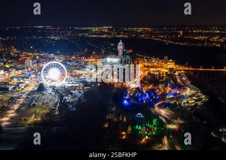 Affacciato sulla vista notturna del centro di Niagara Falls City. Cascate del Niagara, Ontario, Canada. Foto Stock