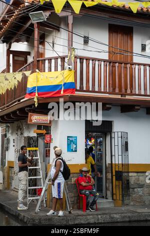29 luglio 2024 a Cartagena de Indias, Colombia, strada tipica del quartiere storico di Getsemani. Foto Stock