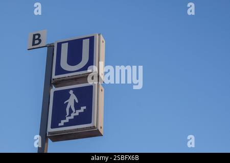 U-Bahn Untergrundbahn Schild in Nürnberg vor azurblauem Hintergrund konstrastreich. Bayern Deutschland U-Bahn Schild Nürnberg *** cartello della metropolitana di Norimberga su sfondo blu azzurro in contrasto con il cartello della metropolitana Bavaria Germania Norimberga Foto Stock