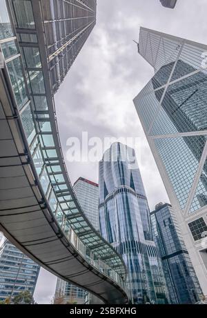 Hong Kong, Cina - 1 febbraio 2025: Un primo piano ad angolo basso cattura i grattacieli torreggianti del quartiere centrale degli affari di Hong Kong. A moderna Foto Stock