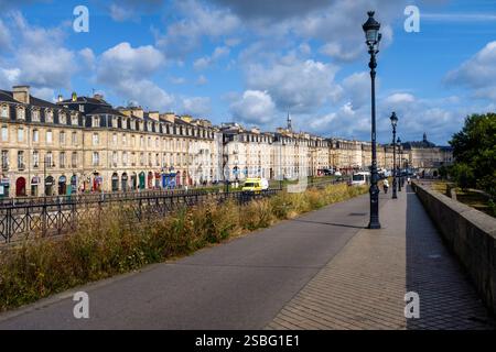 Bordeaux (Francia sud-occidentale): Le banchine, i vicoli lungo la Garonna, con vista sulle facciate degli edifici e sulle aiuole Foto Stock