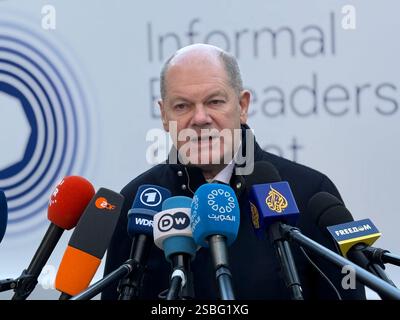 3 febbraio 2025, Belgio, Brüssel: Il Cancelliere federale Olaf Scholz (SPD) parla ai giornalisti al vertice informale dell'UE. Foto: Ansgar Haase/dpa Foto Stock