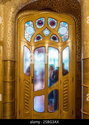 Una porta all'interno della Casa Batlló disegnata da Antoni Gaudi, a Barcellona, Spagna. Foto Stock