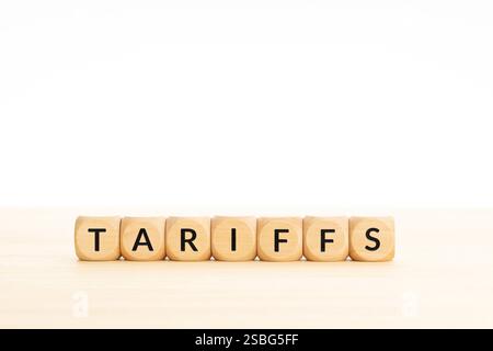 Tariffe su blocchi di legno sfondo bianco isolato. Copia spazio Foto Stock