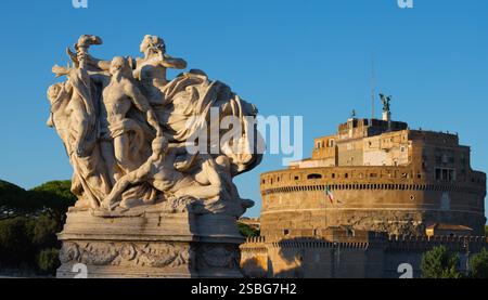ROMA, ITALIA - 1 SETTEMBRE 2021: La scultura la fedeltà allo Statuto il marmo sul Ponte Vittorio Emanuele II di Giuseppe Romagnoli (1910 Foto Stock