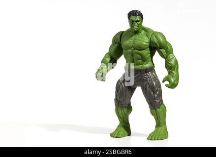 Green Hulk action figure giocattolo in piedi su sfondo bianco, mostrando i suoi muscoli e pronti a combattere Foto Stock