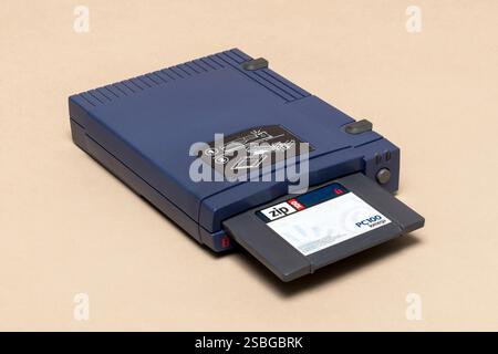 Pavia, Lombardia, Italia - 23 novembre 2024: Primo modello di Iomega zip Drive, un'unità SCSI esterna con una cartuccia da 100 MB da 1994 a Ctrl+Alt Muse Foto Stock