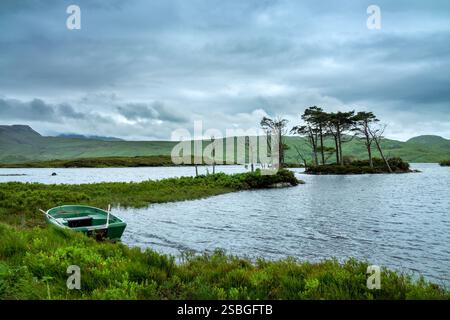 Barca sul Loch Assynt nelle Highlands nord-occidentali, Scozia, Regno Unito Foto Stock