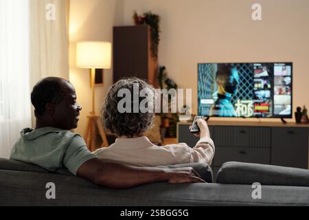 Coppia senior che guarda la televisione nel soggiorno Foto Stock