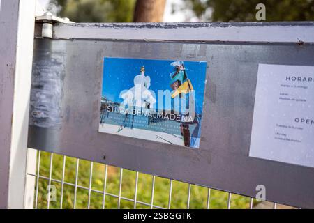 Opuscolo informativo sul cancello d'ingresso della più grande Stupa buddista d'Europa sulla costa mediterranea spagnola Foto Stock