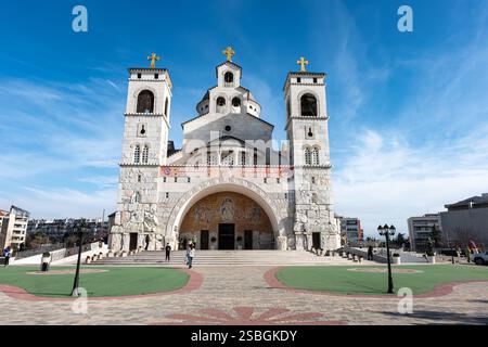 Chiesa ortodossa della Risurrezione di Cristo in una giornata di sole con sfondo blu cielo. Cattedrale della Resurrezione di Cristo, un Chu ortodosso serbo Foto Stock