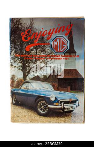 Vecchia rivista MG, la rivista mensile del MG Owners Club isolata su sfondo bianco - volume 4 numero 11 dicembre 1984 Foto Stock