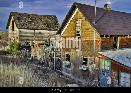 Vecchie capanne dei minatori prima della ristrutturazione nel villaggio di Madrid, in inverno, il Turquoise Trail, New Mexico, Stati Uniti Foto Stock