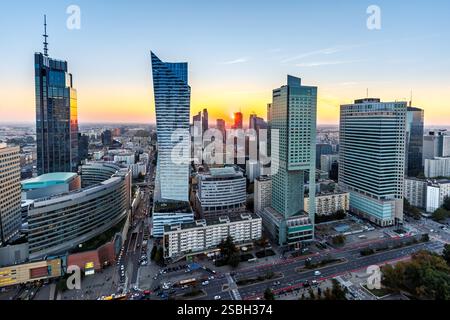 Il grattacielo dello skyline di Varsavia nel centro città al tramonto nel quartiere immobiliare di Varsavia, Polonia Foto Stock