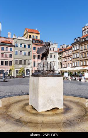 Piazza del mercato della città vecchia di Varsavia con la statua della sirena e gli edifici storici della città di Varsavia, Polonia Foto Stock