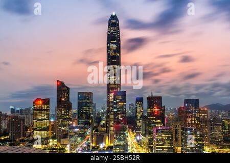 Skyline di Shenzhen quartiere di Futian città con grattacieli di notte a Shenzhen, Cina Foto Stock