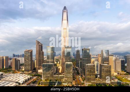 Skyline di Shenzhen con grattacieli nel centro della città, quartiere di Futian a Shenzhen, Cina Foto Stock