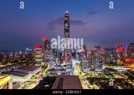 Skyline di Shenzhen quartiere di Futian città con grattacieli di notte a Shenzhen, Cina Foto Stock