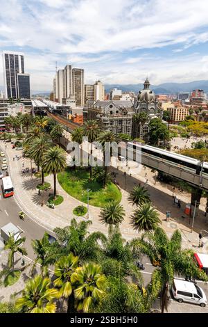 Skyline di Medellin con il treno Metro de Medellín in Plaza Botero, formato ritratto quadrato a Medellin, Colombia Foto Stock