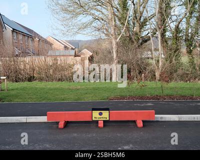 Gennaio 2025 - barriere temporanee in legno per fermare il parcheggio su una strada privata a Cheddar, Somerset, Inghilterra, Regno Unito. Foto Stock