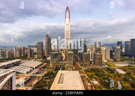 Skyline di Shenzhen con grattacieli nel centro della città, quartiere di Futian a Shenzhen, Cina Foto Stock
