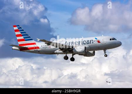 Miami, Stati Uniti - 20 ottobre 2024: Aereo Airbus A319 dell'American Airlines all'aeroporto di Miami, Stati Uniti. Foto Stock