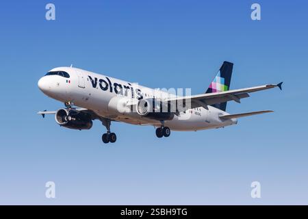 Los Angeles, Stati Uniti - 10 ottobre 2024: Aereo Airbus A320 di Volaris all'aeroporto internazionale di Los Angeles, Stati Uniti. Foto Stock