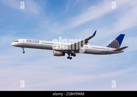 Los Angeles, Stati Uniti - 10 ottobre 2024: Aereo Boeing 757-300 della United Airlines all'aeroporto internazionale di Los Angeles, Stati Uniti. Foto Stock