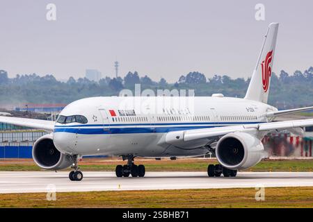 Chengdu, Cina - 8 aprile 2024: Aereo Airbus A350-900 dell'Air China presso l'aeroporto Chengdu Shuangliu in Cina. Foto Stock