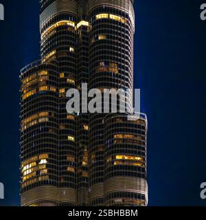 Luci luminose del Burj Khalifa a Dubai. Illuminata in modo spettacolare per questo, uno spettacolo di luci visto ogni sera nell'edificio più alto del mondo. Foto Stock