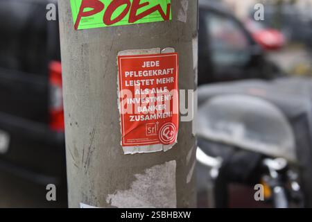 AM 03.02.2025 an der Ecke Lessingstraße, Siemensstrasse in Düsseldorf klebt ein Aufkleber auf einer Laterne mit der Aufschrift: Jede Pflegekraft leistet mehr als alle Investment-Banker zusammen. Es handelt sich um einen politischen Aufkleber der Linken. Düsseldorf Deutschland *** il 03 02 2025 all'angolo tra Lessingstrasse e Siemensstrasse a Düsseldorf c'è un adesivo su un lampione con l'iscrizione ogni operatore sanitario fa più di tutti i banchieri d'investimento messi insieme è un adesivo politico del partito di sinistra Düsseldorf Germania Foto Stock
