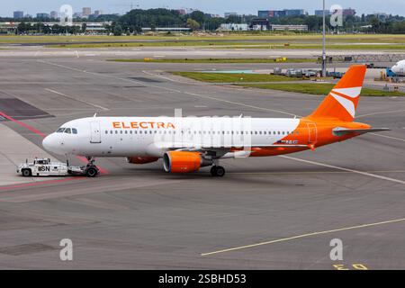 Amsterdam, Paesi Bassi - 1 luglio 2024: Electra Airways Airbus A320 all'aeroporto di Amsterdam nei Paesi Bassi. Foto Stock