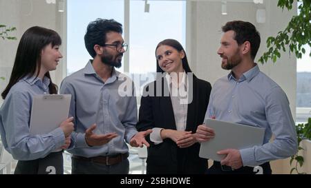 Ritratto di un team aziendale di successo colleghi d'ufficio diversi colleghi multirazziali gruppo di donne d'affari uomini d'affari donne multietniche uomini che sorridono Foto Stock