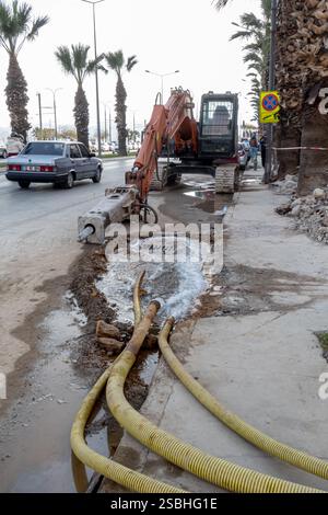Tubi di pompaggio dell'acqua nelle acque reflue, cantiere edile, Izmir Turchia Turkiye Foto Stock