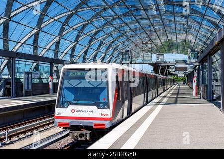 Amburgo, Germania - 12 agosto 2024: Linea U4 della metropolitana Hochbahn Amburgo presso la stazione Elbbrücken di Amburgo, Germania. Foto Stock