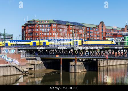 Amburgo, Germania - 12 agosto 2024: Trasporto pubblico regionale Metronom sul ponte Oberhafen di Amburgo, Germania. Foto Stock