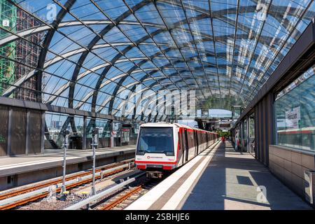 Amburgo, Germania - 13 agosto 2024: Hochbahn Hamburg Metro linea U4 presso la stazione Elbbrücken di Amburgo, Deutschland. Foto Stock