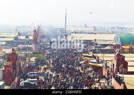 Prayagraj, Uttar Pradesh, India. 28 gennaio 2025. Devoti da tutto il paese e oltre hanno iniziato ad arrivare a Prayagraj per prendere parte al bagno sacro al Maha Kumbh. Che si svolge sulle sponde sacre del Sangam dopo 144 anni, questo Maha Kumbh ha un immenso significato spirituale. Durante tutto il festival, alcune date del bagno sono considerate particolarmente sacre. Mentre il primo Amrit Snan del Maha Kumbh è già stato osservato, il secondo Amrit Snan si svolgerà il 29 gennaio, in occasione di Mauni Amavasya. scrivere il titolo in base a queste informazioni ( Foto Stock